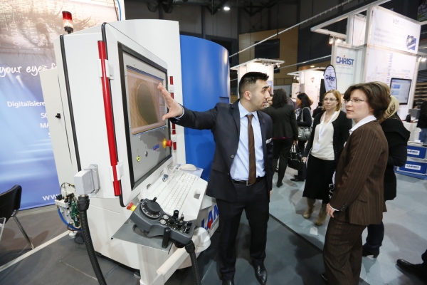 Interessierte Besucher auf der W3 FAIR  Thorsten Indra klein