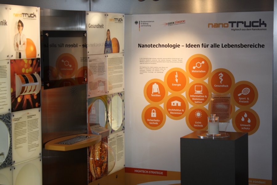 Blick in den Innenraum des Nanotrucks mit vielen interaktiven Exponaten