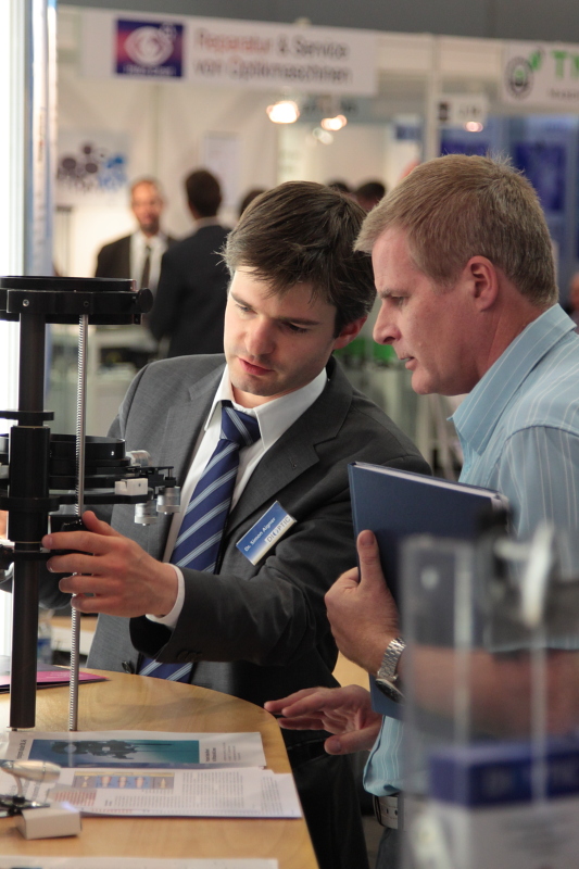 Diskussion, Beratung und Dialog am Messestand (Bild: CC UPOB e.V.)
