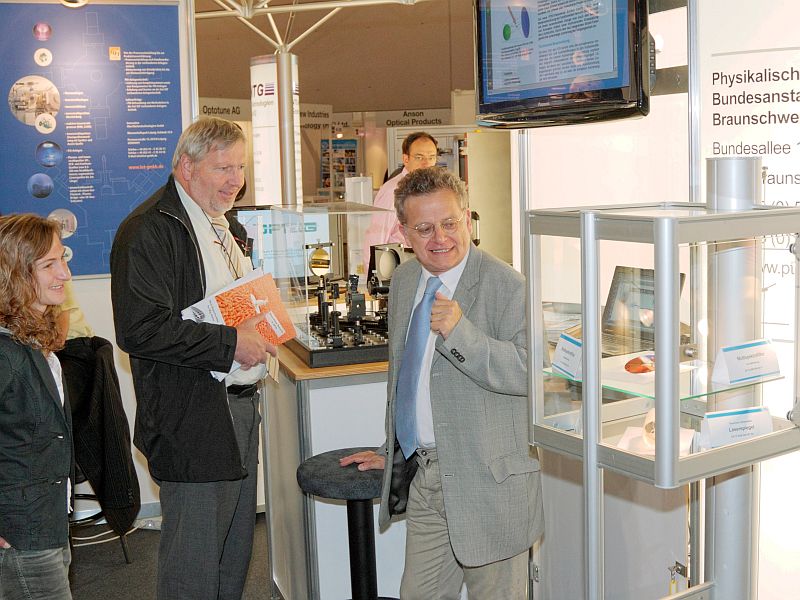 Dialog am Messestand (Bild: CC uPOB e.V.)